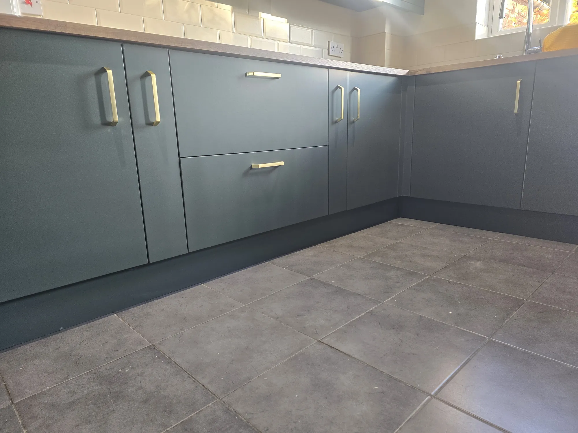Can You Spray Laminate and Foil-Wrapped Kitchen Cabinets? Adhesion Primers Explained — image 5